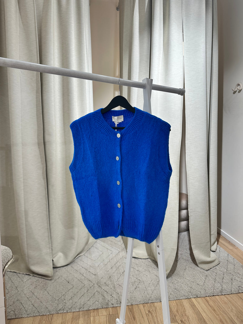 L´esstiel Flauschige Strickweste mit Knopfleiste & Rundhalsausschnitt