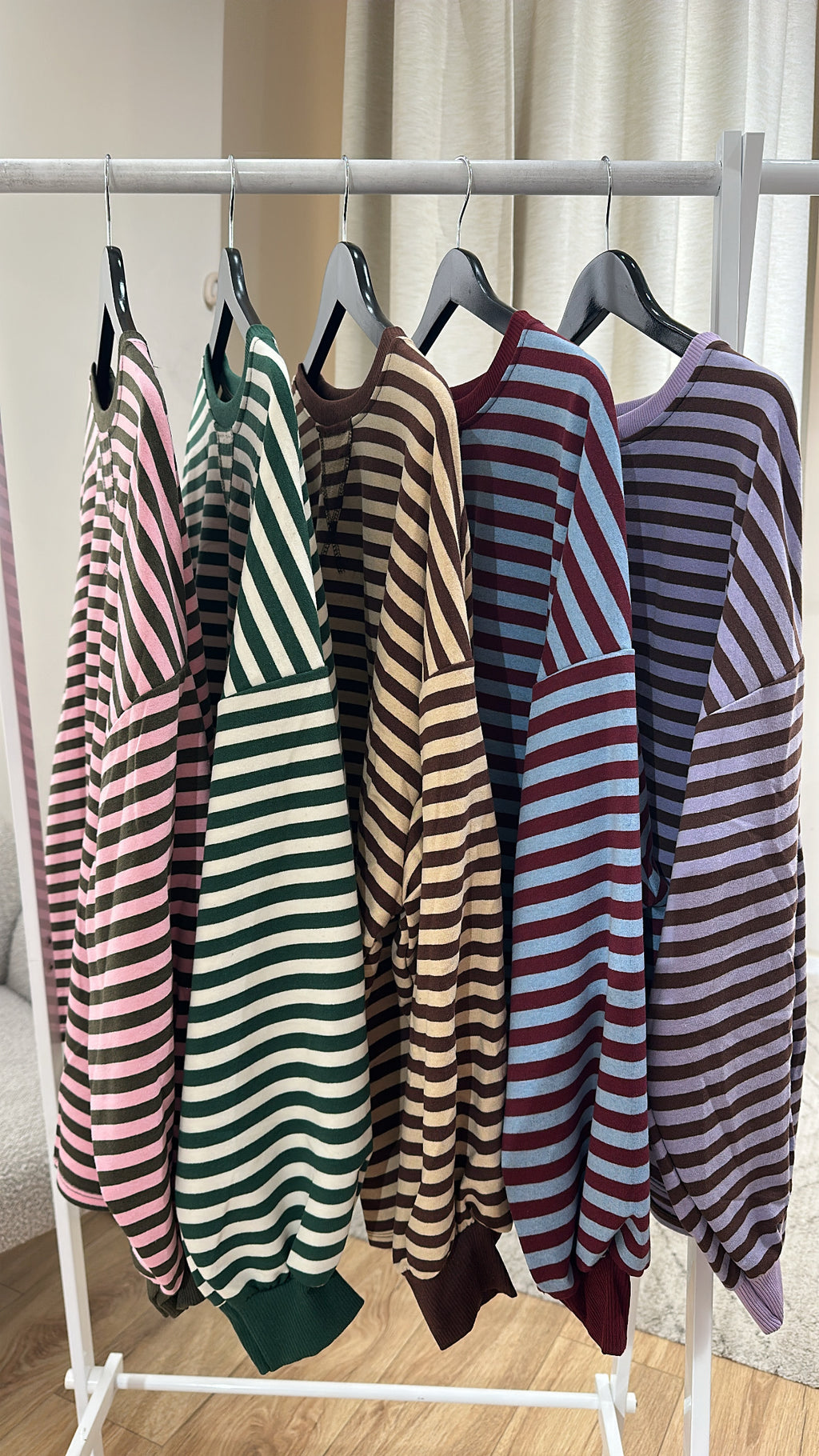L´esstiel Gestreiftes Oversized-Longsleve mit Ballonärmeln und V-Detail