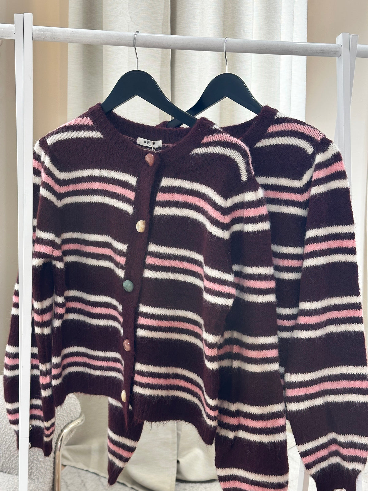 Kélie Fashion Flauschiger Strick-Cardigan im Streifen-Look mit Motiv-Knöpfen