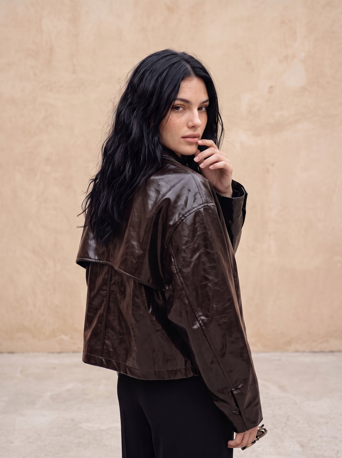 Kélie Fashion kurze Jacke in Glanz-Leder-Optik mit Umlegekragen