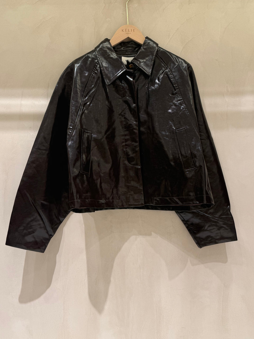 Kélie Fashion kurze Jacke in Glanz-Leder-Optik mit Umlegekragen