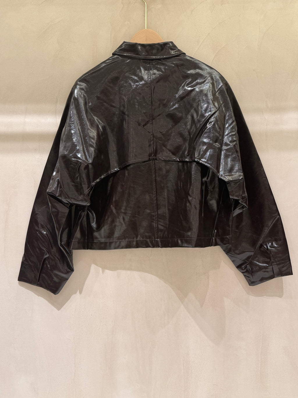 Kélie Fashion kurze Jacke in Glanz-Leder-Optik mit Umlegekragen