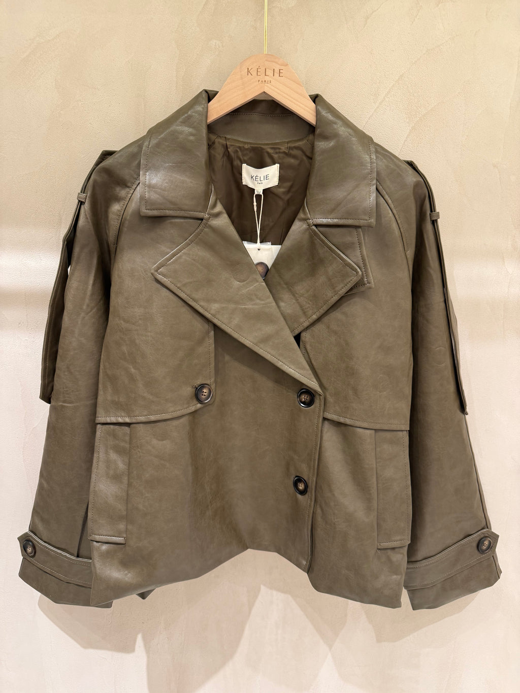 Kélie Fashion kurzer Trenchcoat in Lederoptik