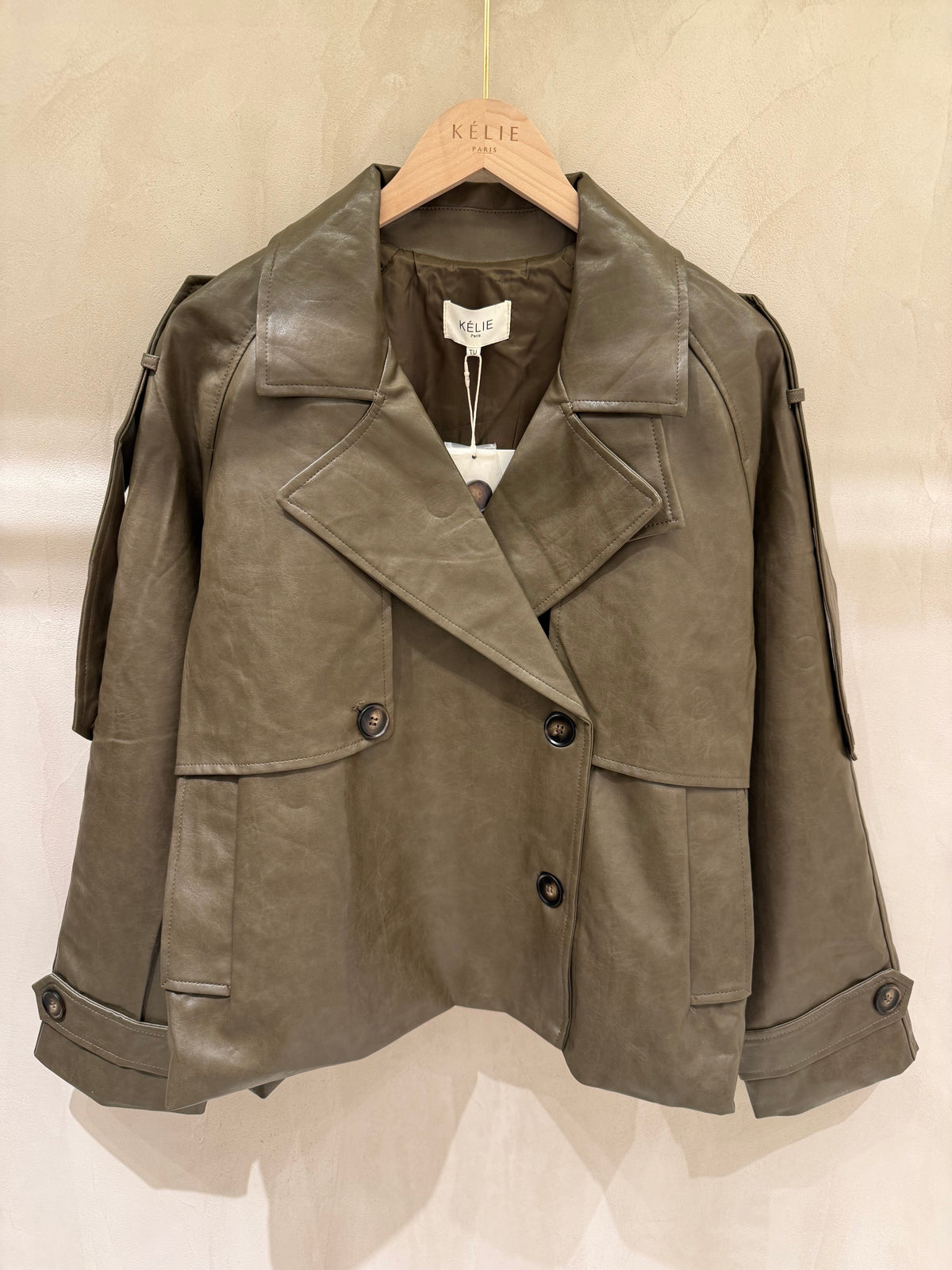 Kélie Fashion kurzer Trenchcoat in Lederoptik