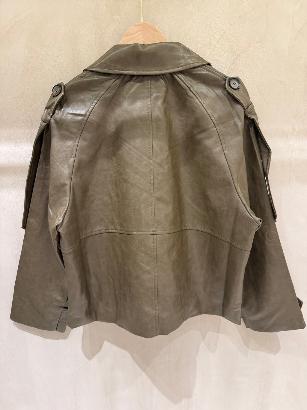 Kélie Fashion kurzer Trenchcoat in Lederoptik