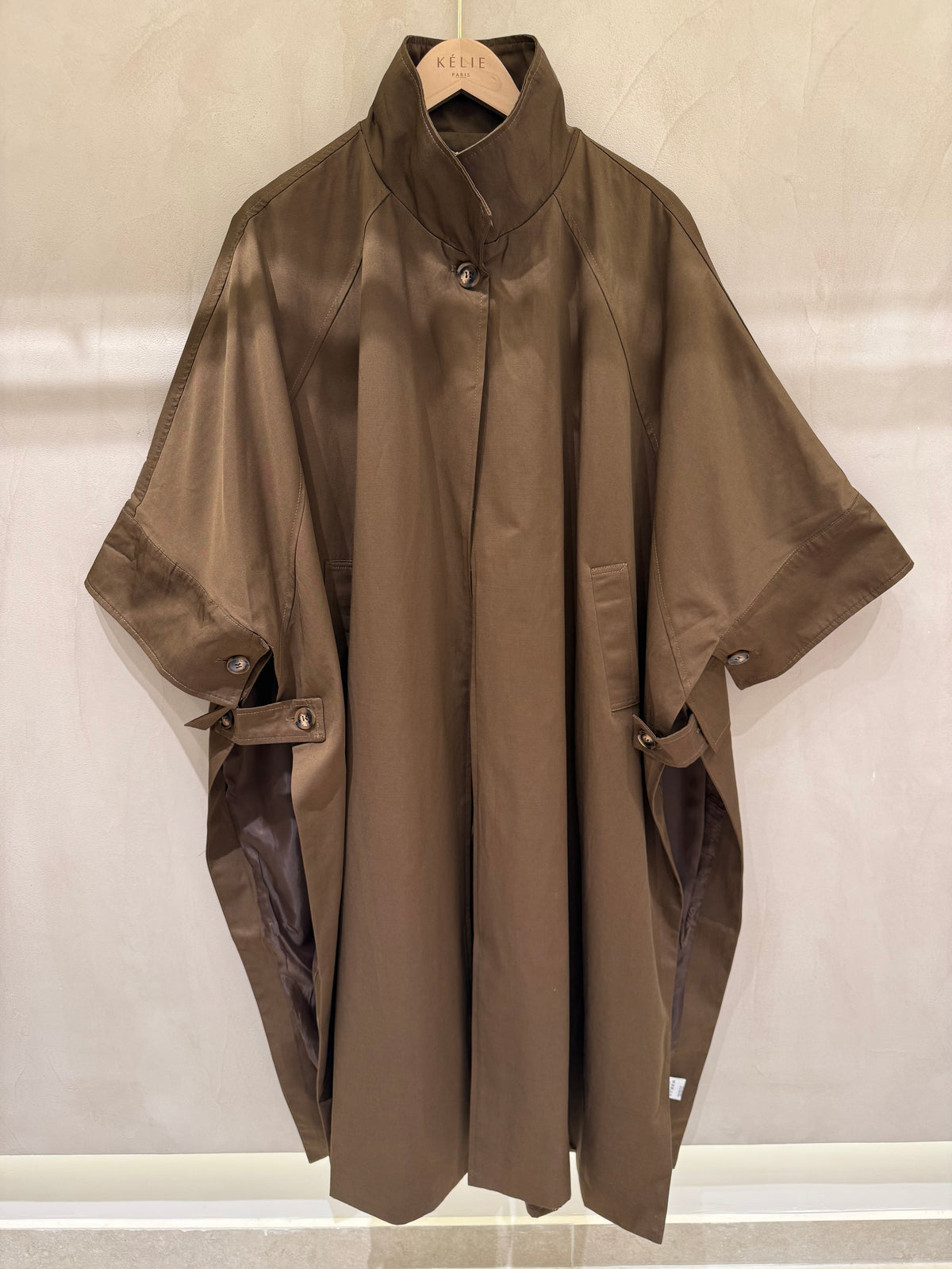 Kélie Fashion Langer Oversized Cape-Mantel mit Stehkragen & Seitenschlitzen