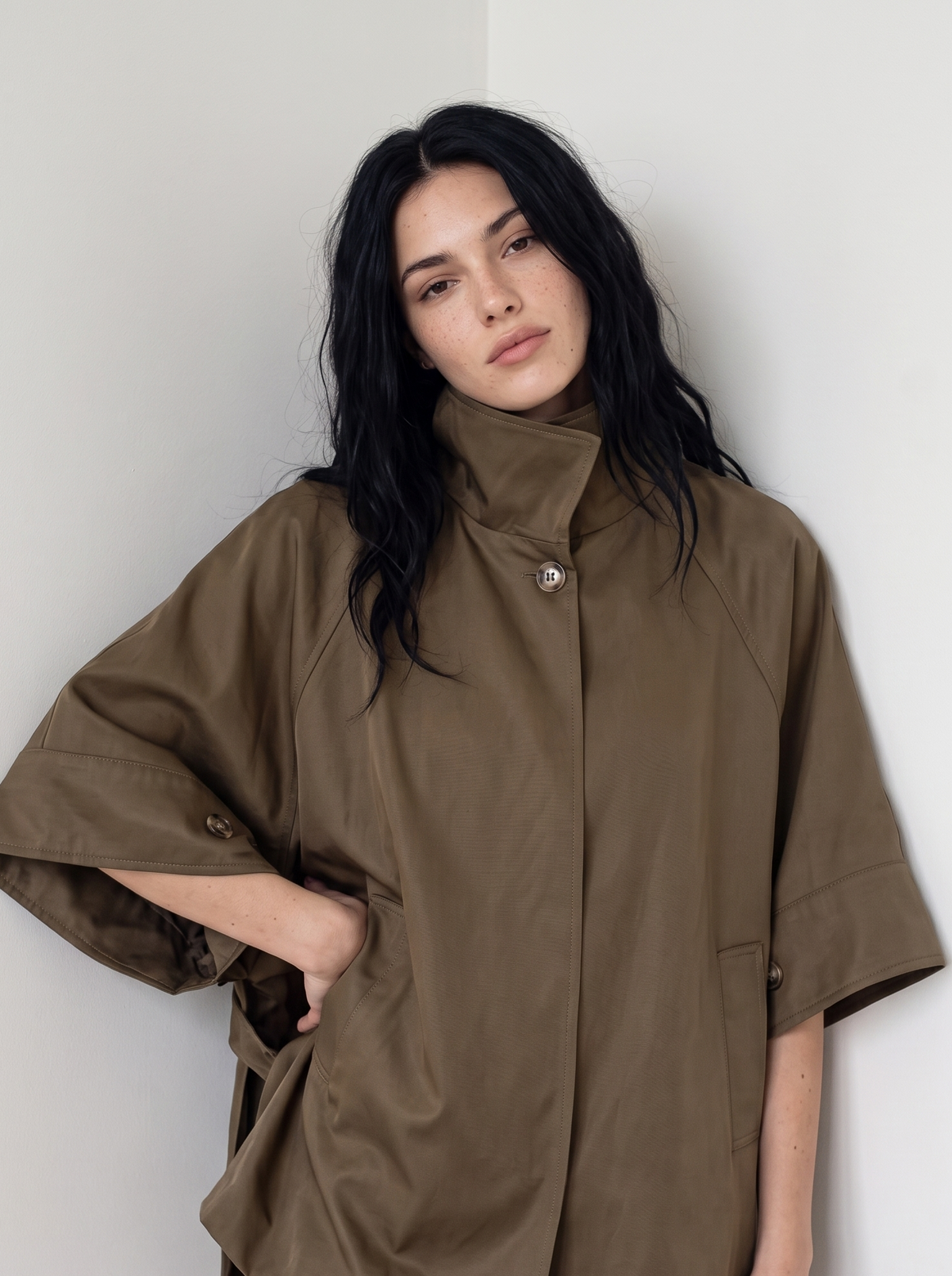 Kélie Fashion Langer Oversized Cape-Mantel mit Stehkragen & Seitenschlitzen