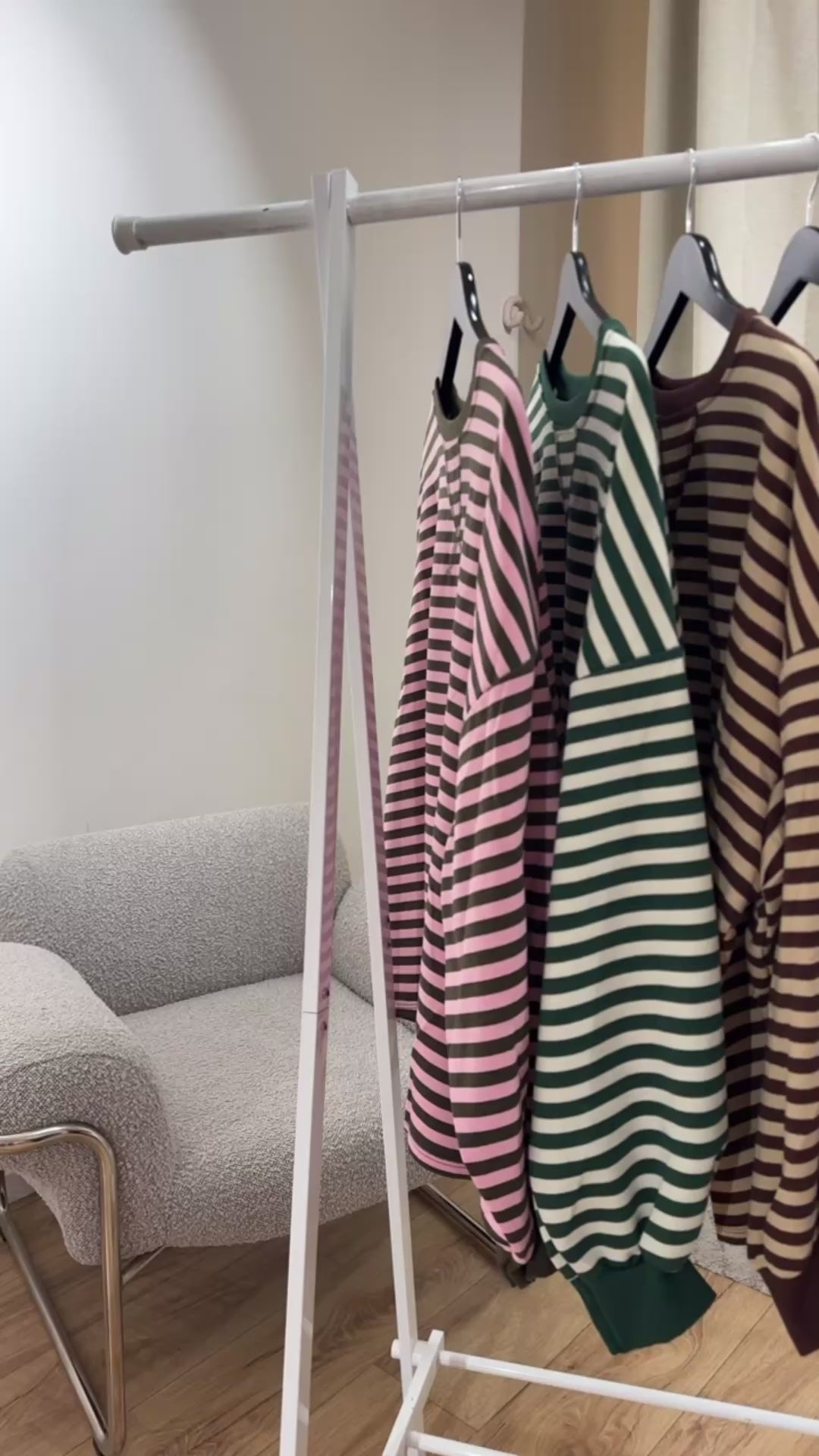 L´esstiel Gestreiftes Oversized-Longsleve mit Ballonärmeln und V-Detail