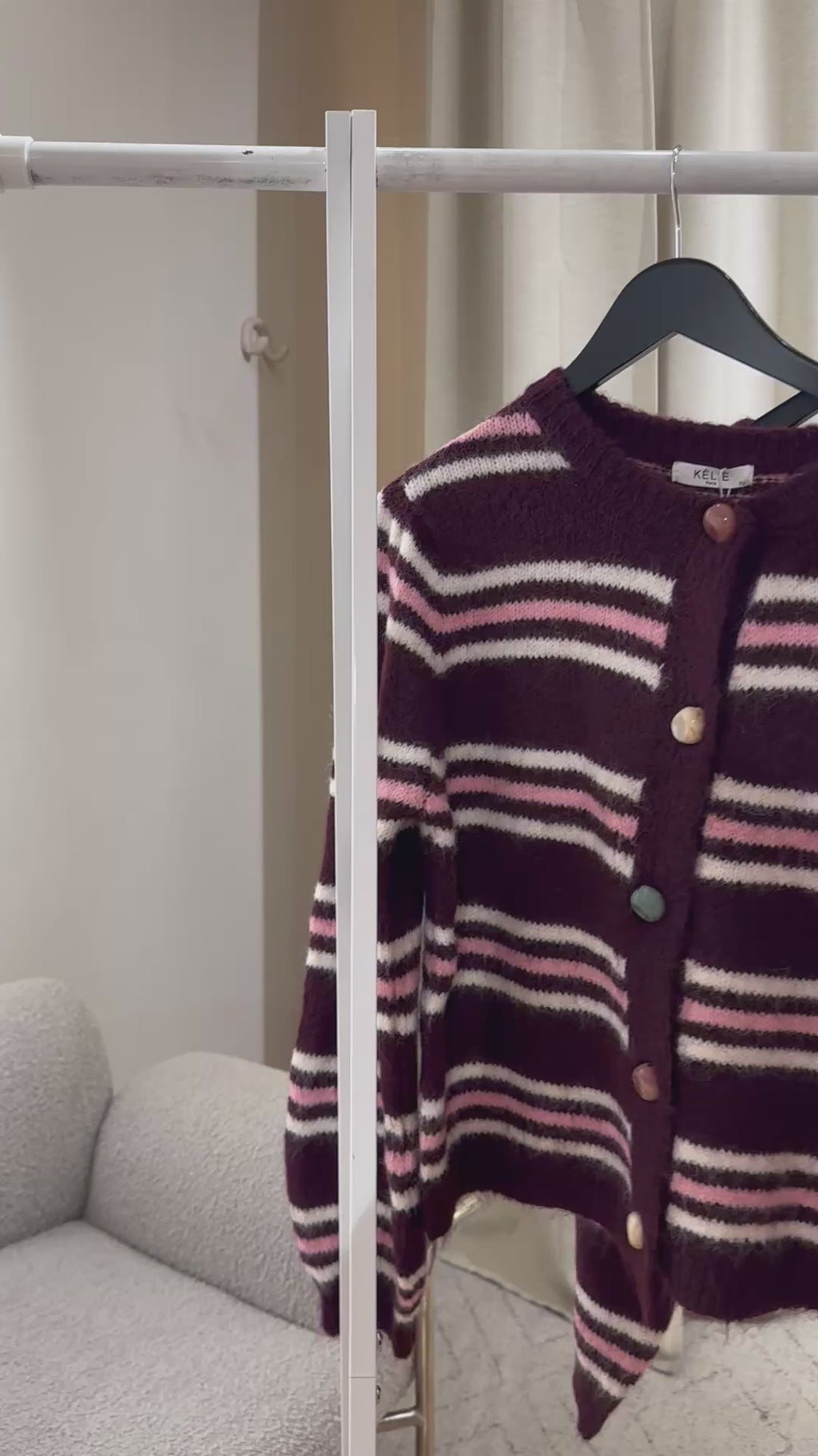 Kélie Fashion Flauschiger Strick-Cardigan im Streifen-Look mit Motiv-Knöpfen