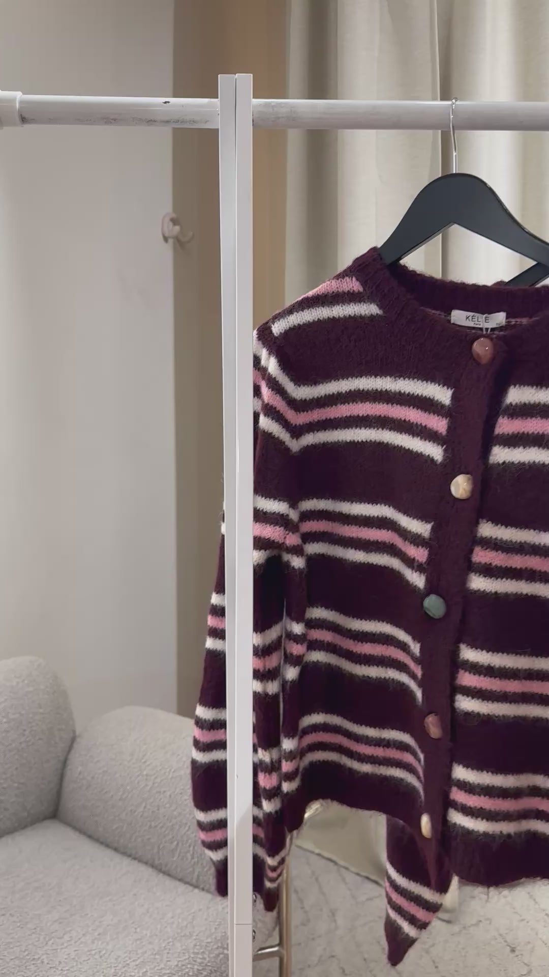 Kélie Fashion Flauschiger Strick-Cardigan im Streifen-Look mit Motiv-Knöpfen